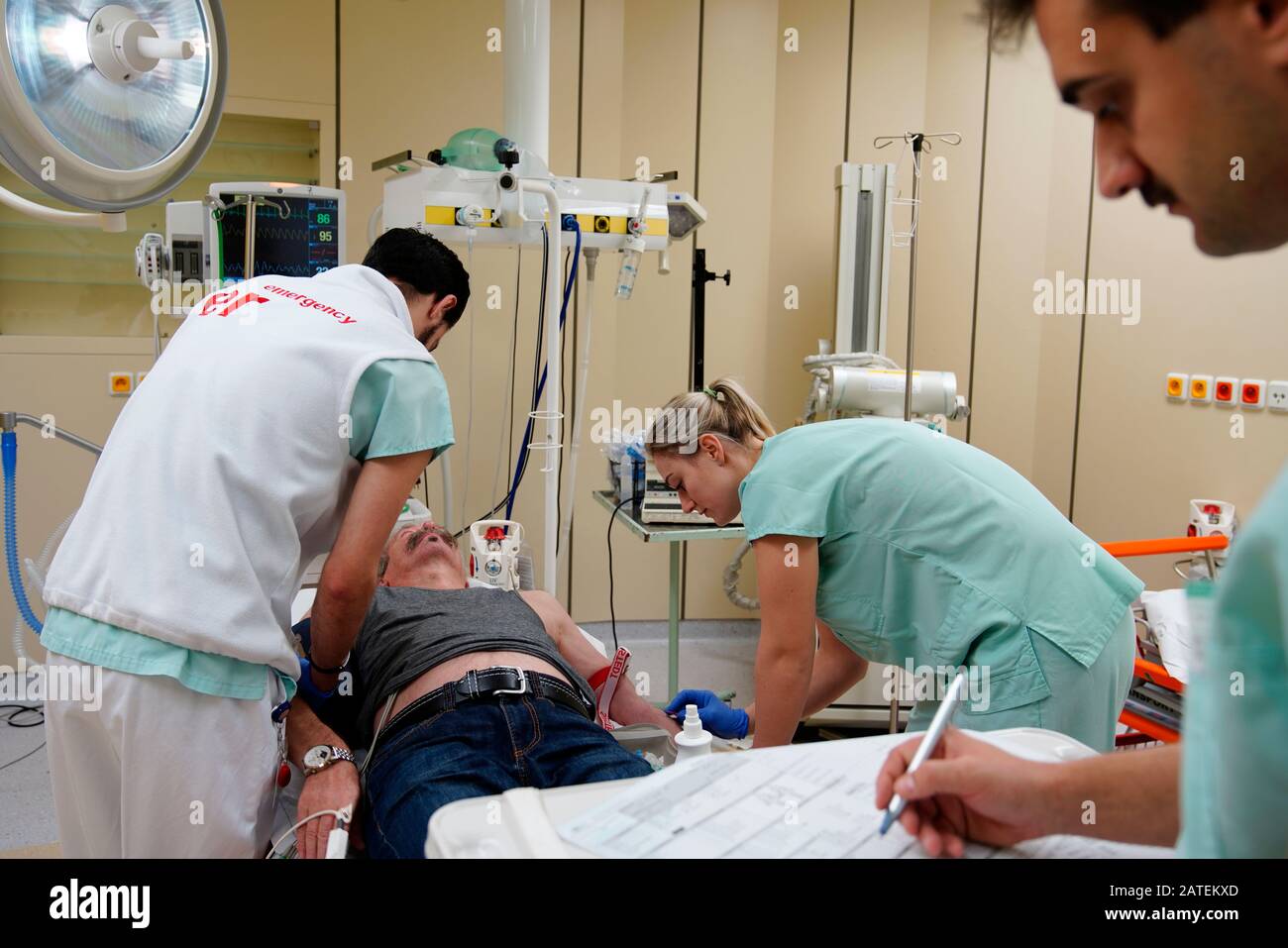 Medicina de emergencia y atención de emergencia, medicina de emergencia y atención urgente, Karlovy Vary, República Checa Foto de stock