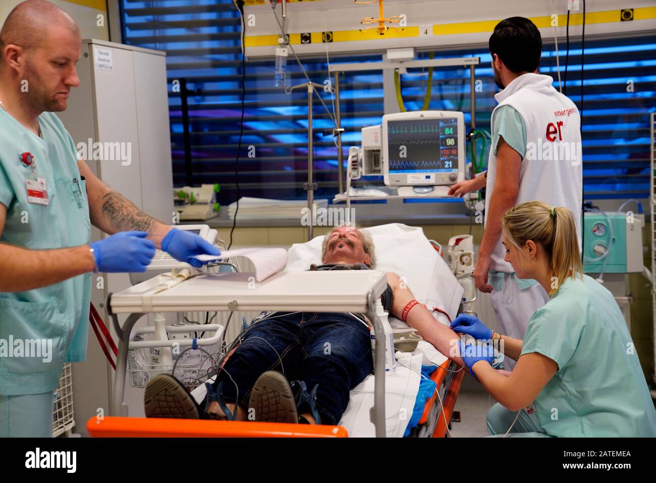 Medicina de emergencia y atención de emergencia, medicina de emergencia y atención urgente, Karlovy Vary, República Checa Foto de stock