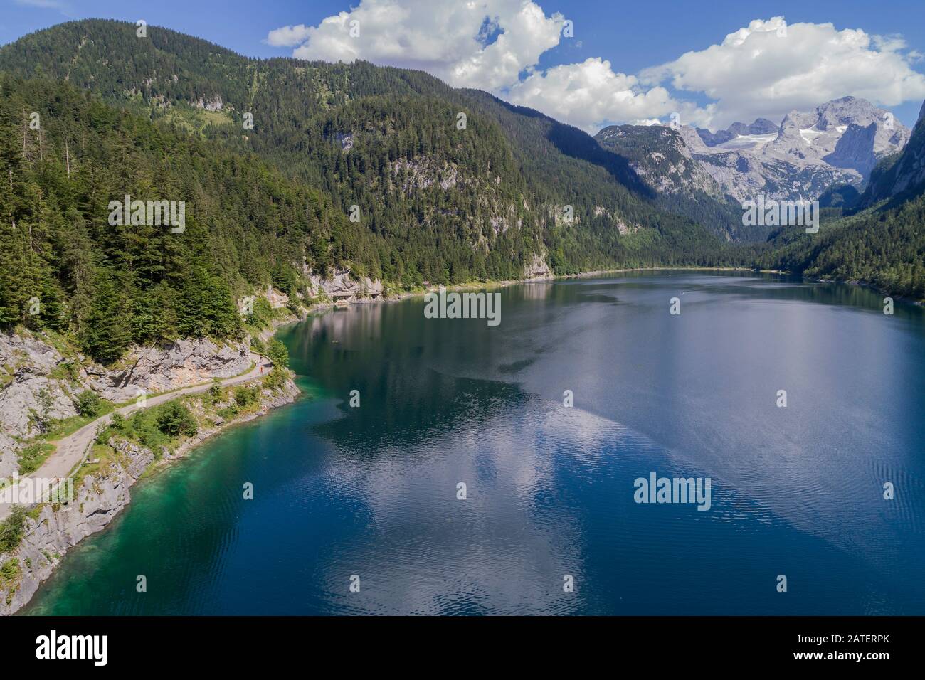 Vista aérea desde Gosausee, Lago Gosau con cordillera Dachstein, Gosau, Alta Austria, Austria Foto de stock