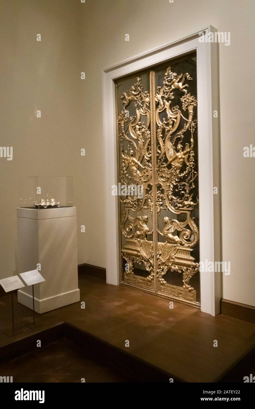 Galería 551, doble puerta con espejo, el Museo Metropolitano de Arte, Nueva York, EE.UU. Foto de stock