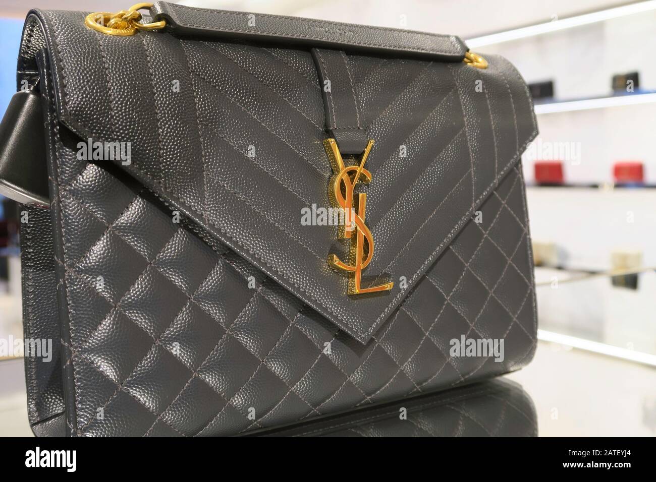 Yves saint laurent purse fotografías e imágenes de alta resolución Alamy