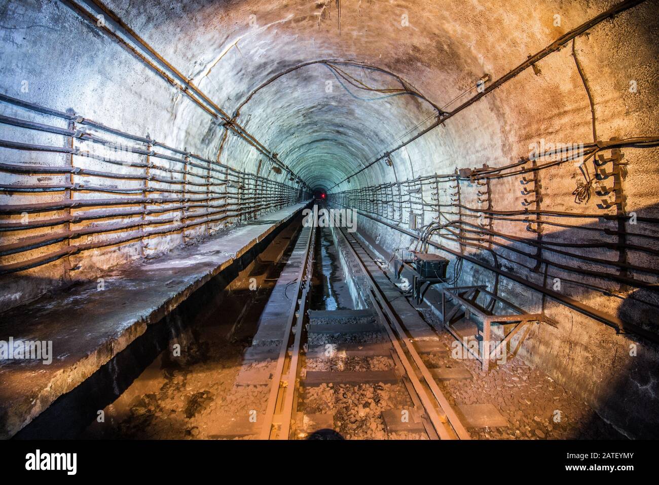 Túneles del Metro de Kiev cerca de la estación de Arsenalnaya, la estación  de metro más profunda del mundo Fotografía de stock - Alamy