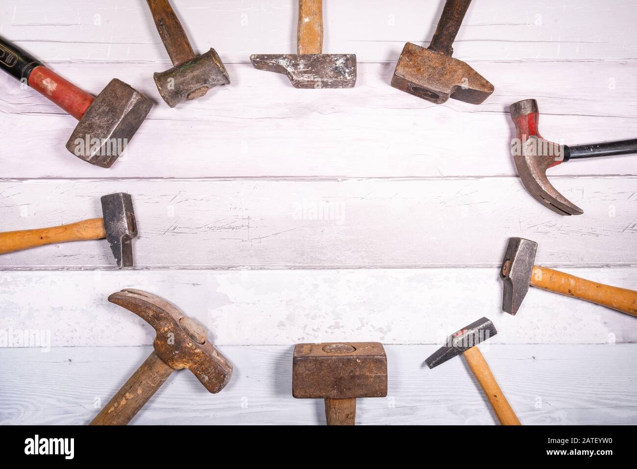 conjunto de diferentes tipos de martillos antiguos puestos en círculos  sobre un fondo de madera. vista superior con espacio para texto Fotografía  de stock - Alamy