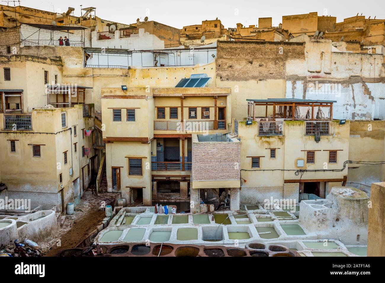 Con vistas a los vasos de piedra de las curtidurías, Fez, Marruecos Foto de stock