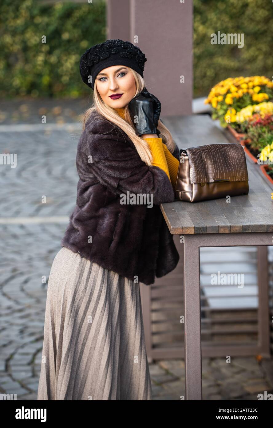 mujer elegante llevar abrigo de piel. dama parisina con estilo en beret.  Texturas versátiles. Moda y belleza. Businesswoman de éxito en la calle.  Ropa femenina de otoño. Ropa para el invierno europeo