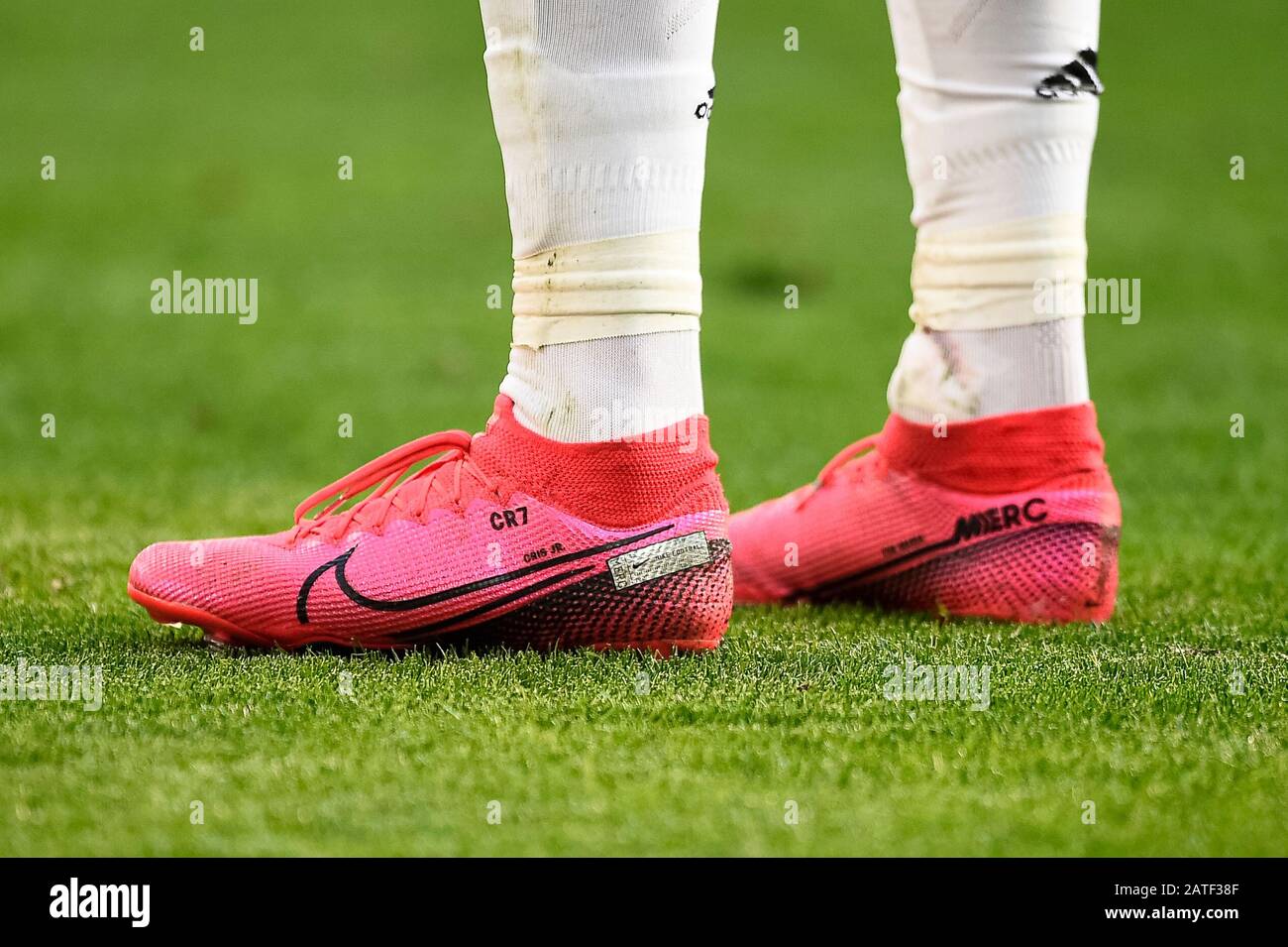 Turín, Italia - 02 de febrero de 2020: Las zapatillas de fútbol Nike  Mercurial Superfly, tejida por Cristiano Ronaldo, del Juventus FC, se  muestran durante la serie UN partido de fútbol entre