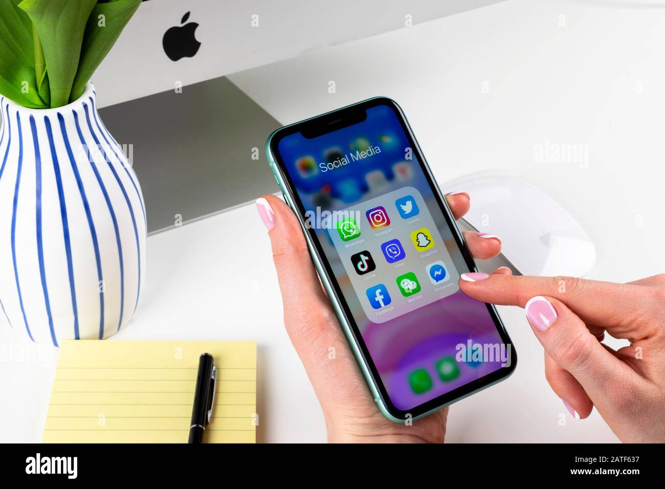 Helsinki Finlandia 28 De Enero De Apple Iphone 11 En Manos De La Mujer Con Iconos De Las Redes Sociales Facebook Instagram Twitter Aplicacion Snapchat En S Fotografia De Stock Alamy
