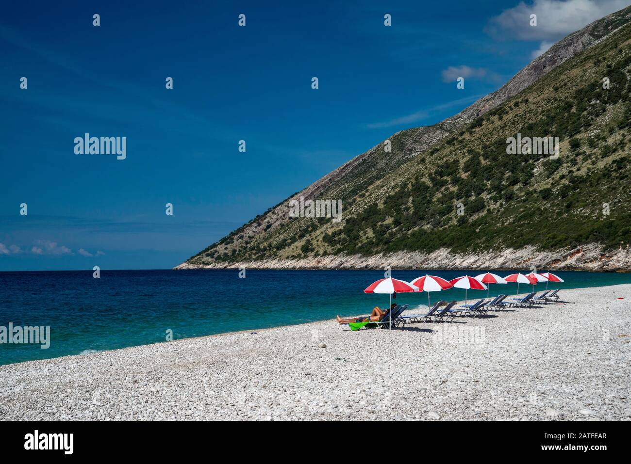 Playa cerca de la aldea de Palasa (Palase), debajo del Mar Jónico, Llogaraja Llogarase Llogara (PASS), Riviera, Albania Albania Foto de stock