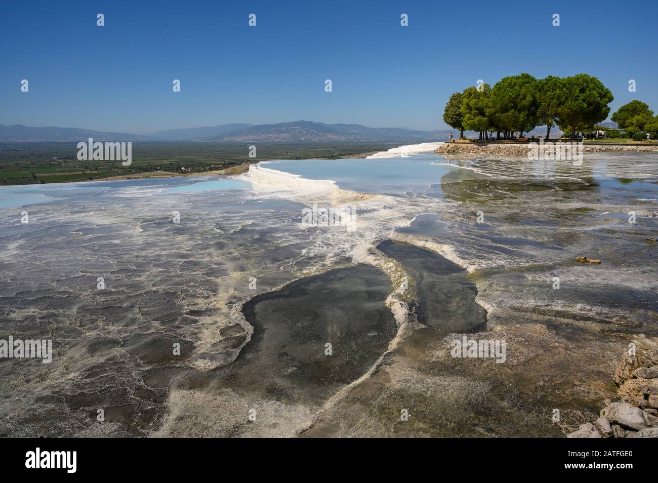 Aguas termales ricas en minerales que fluyen por terrazas travertinas en Pamukkale, Turquía Foto de stock