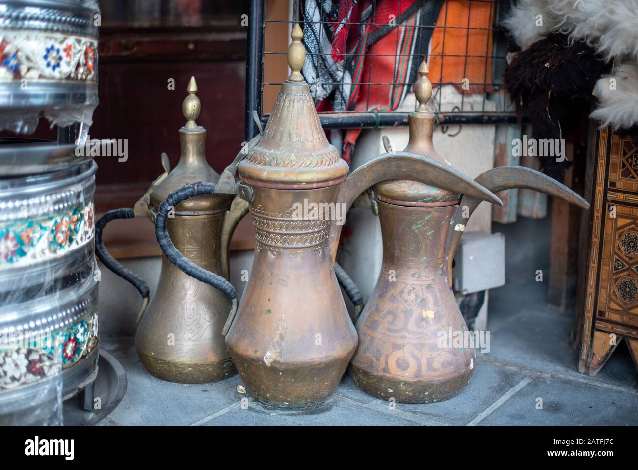 Una foto de antiguos jarras de cobre y latón hechos a mano muestran la antigua cultura islámica y del Medio Oriente, la tradición y el arte Foto de stock