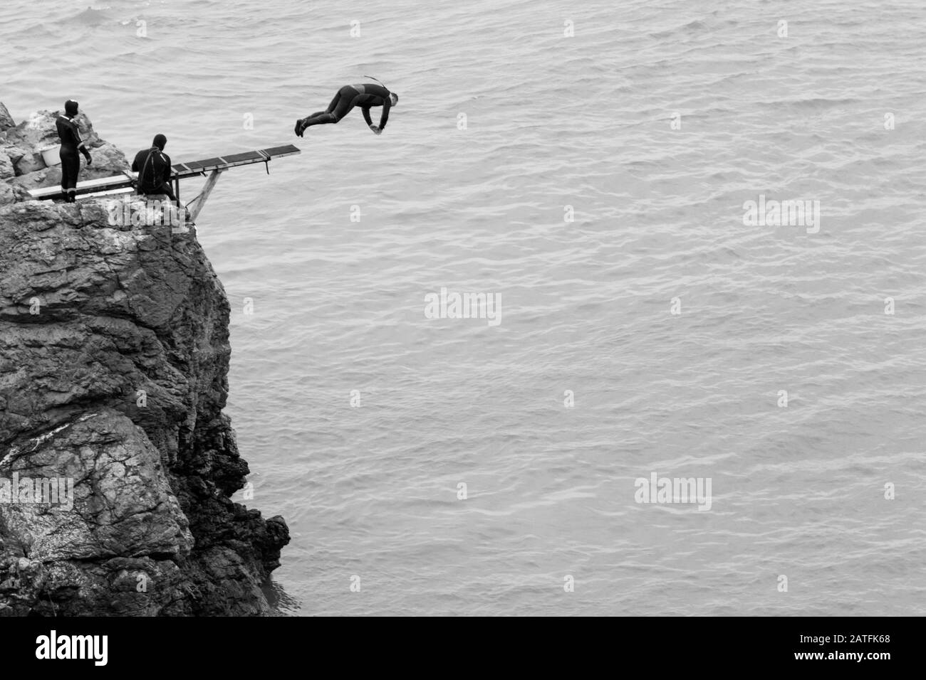 Saltos desde Cliff en Howth Dublin County Irlanda, Mar de Irlanda Foto de stock