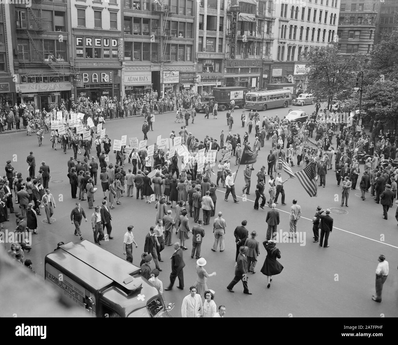 Desfile en el día D, Madison Square, Nueva York, Nueva York, EE.UU., fotografía de la Oficina de Información de Guerra de EE.UU., 6 de junio de 1944 Foto de stock