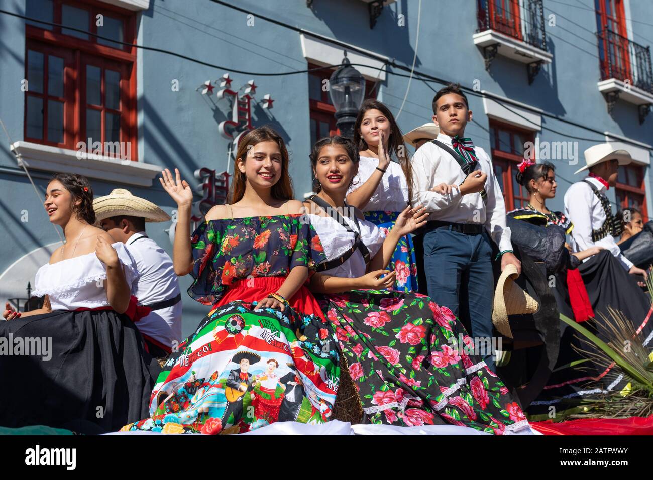 Matamoros, Tamaulipas, México - 20 de noviembre de 2019: El Desfile del día  de la Revolución Mexicana, hombres y mujeres jóvenes que llevan ropa  mexicana tradicional en el Fotografía de stock - Alamy