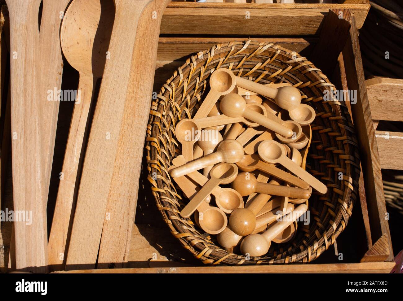 https://c8.alamy.com/compes/2atfx8d/utensilios-de-cocina-de-madera-artesanales-cucharas-de-madera-para-cocina-productos-2atfx8d.jpg