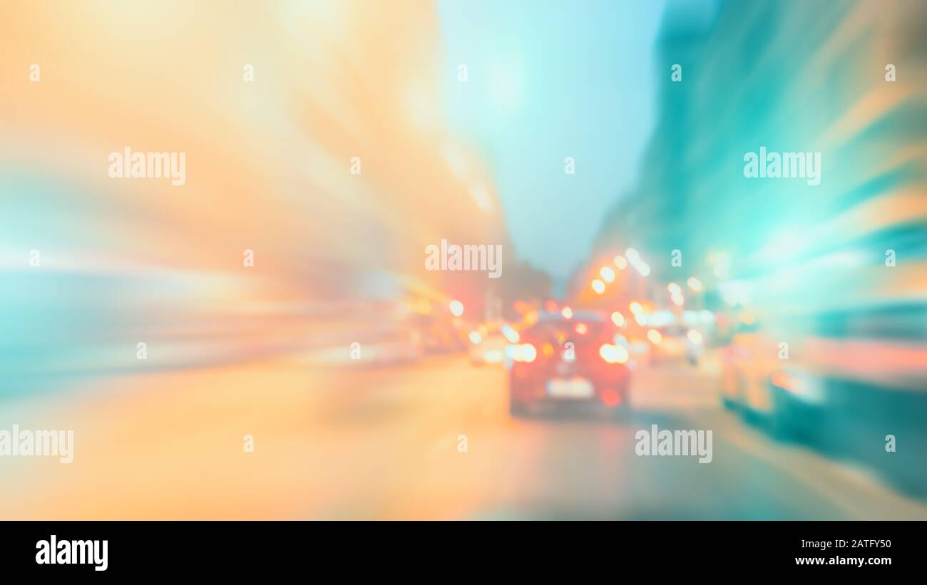 Resumen colorido fondo borroso, efecto de movimiento. Coches en la carretera, escena urbana. Tema de la vida de la ciudad, el exceso de velocidad y la libertad. Foto de stock