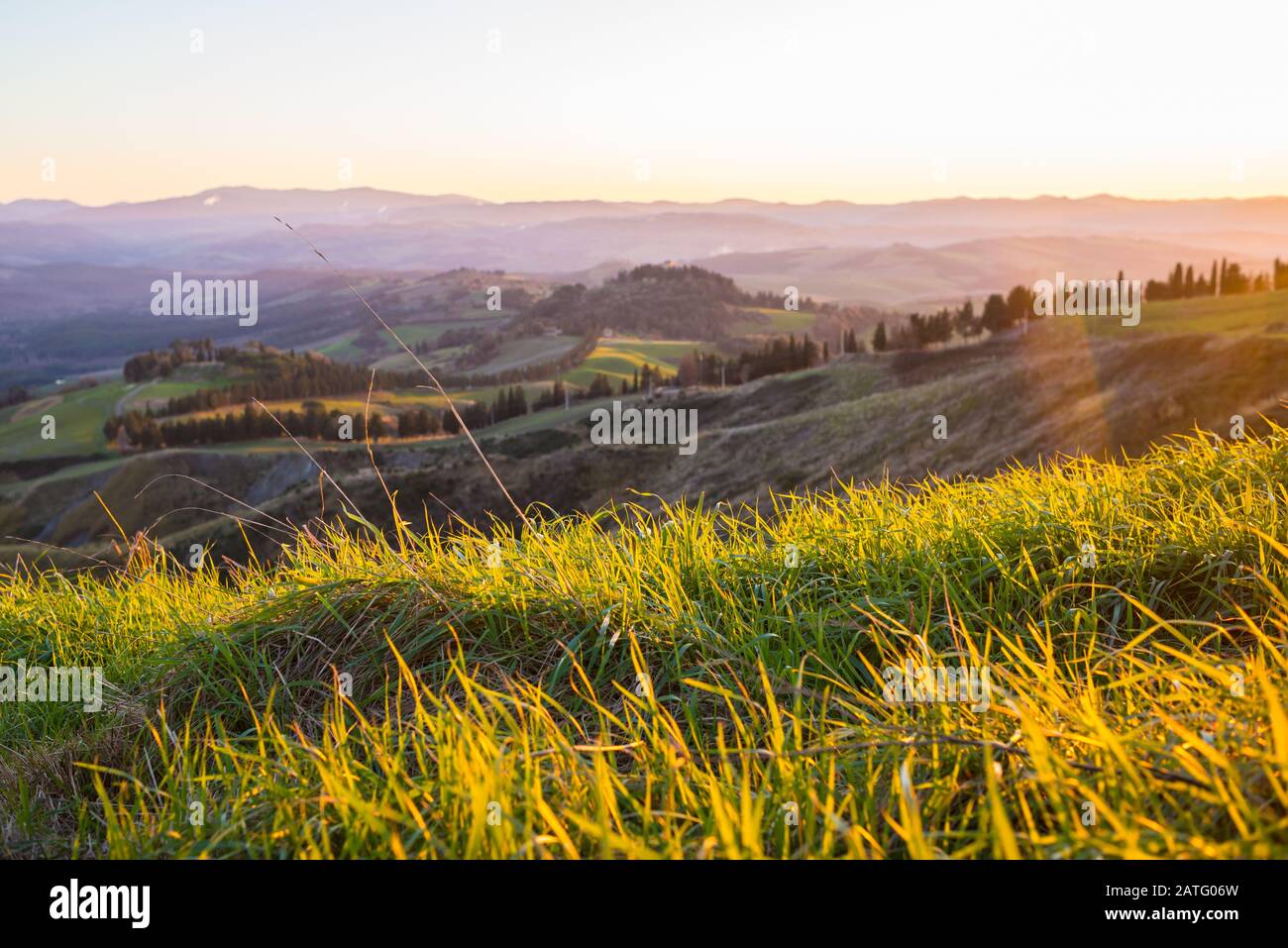 Toscana colinas campiña paisaje italiano colorido al atardecer. Italia. Foto de stock