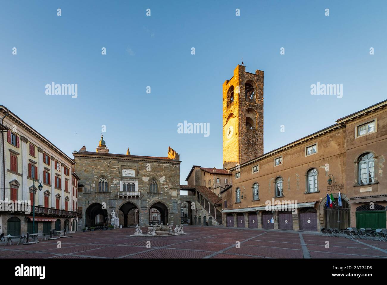 Panorama de la Piazza Vecchia con la fuente de Contarini y en el fondo el Palazzo della Ragione y el campanario llamado Campanone en la Piazza V. Foto de stock