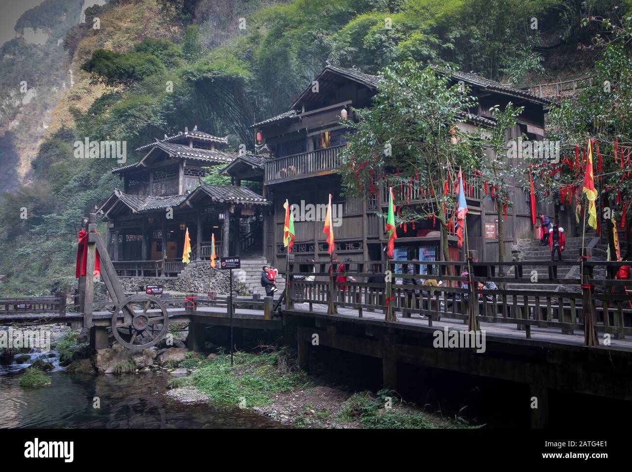 Tres Gorges Tribe Scenic Spot a lo largo del río Yangtze, Este lugar está situado en La presa De Tres gorges en el río Yangtze, es un parque nacional de 5A en C Foto de stock