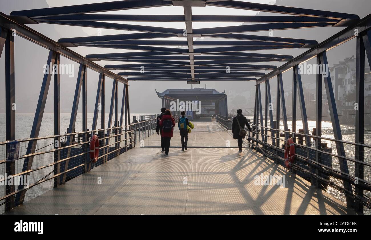 En la presa Three Gorge, los cuatro viajeros van al barco de viaje y esperan el regreso al centro turístico. Ciudad de Yichang, provincia de Hubei, Chin Foto de stock