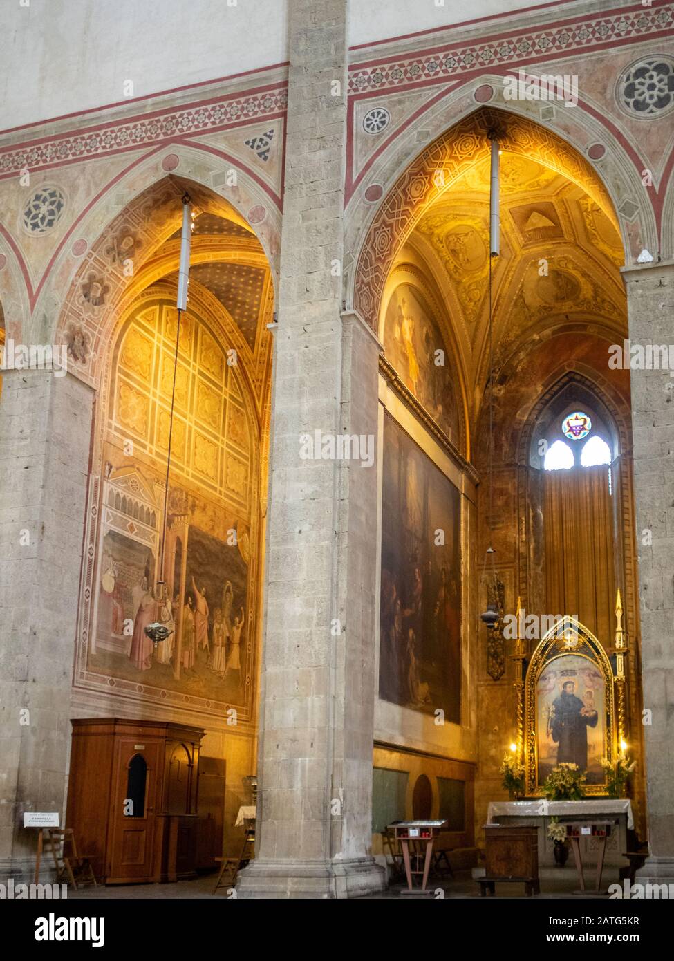 Capillas laterales de la Basílica de Santa Croce, Florencia Foto de stock