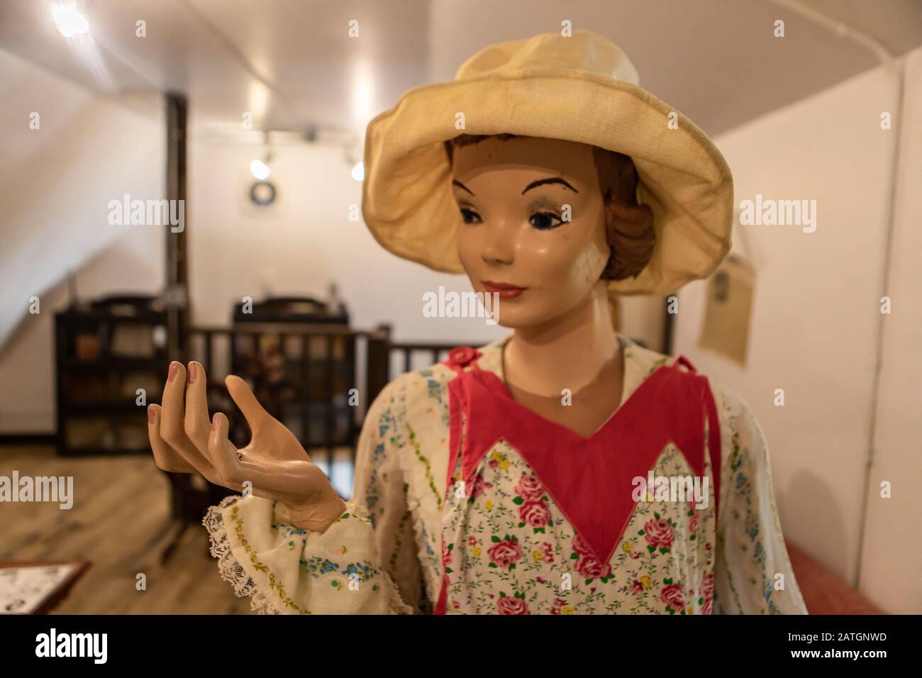 Maniquí femenino en ropa casual y sombrero de los años 80. Una figura de  cera de un ama de casa. Instalación de figuras de cera. Mujer en la casa  Fotografía de stock -