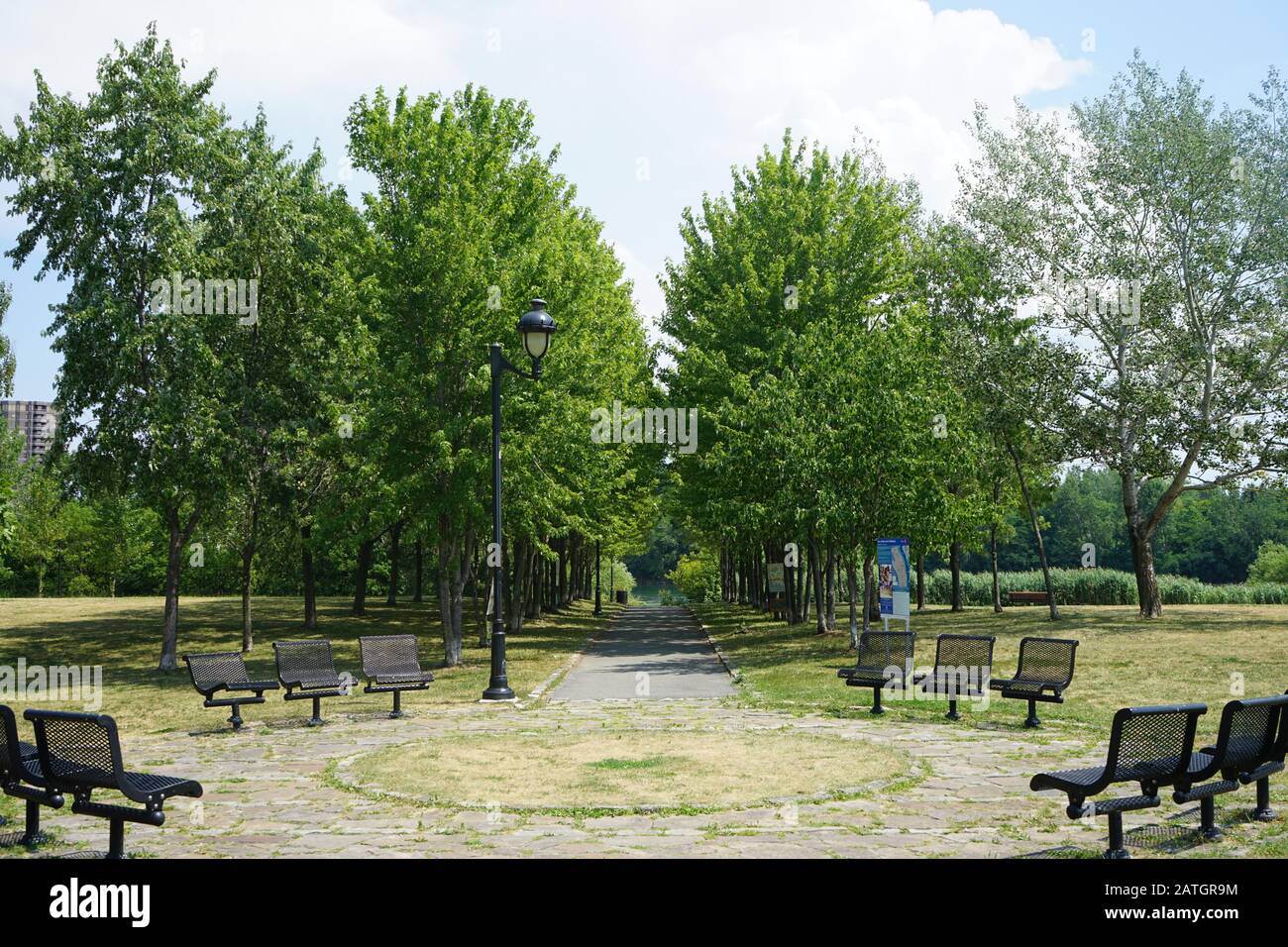 Callejón simétrico en un parque urbano en Verdun, Montreal, Québec, Montreal, Quebec, Canadá Foto de stock