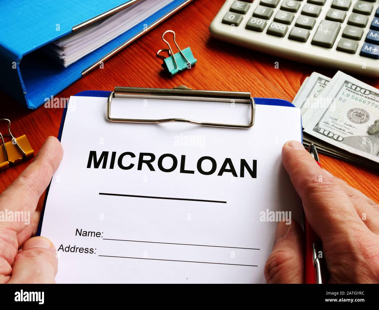 Formulario de solicitud de micropréstamo con dinero para préstamos. Foto de stock