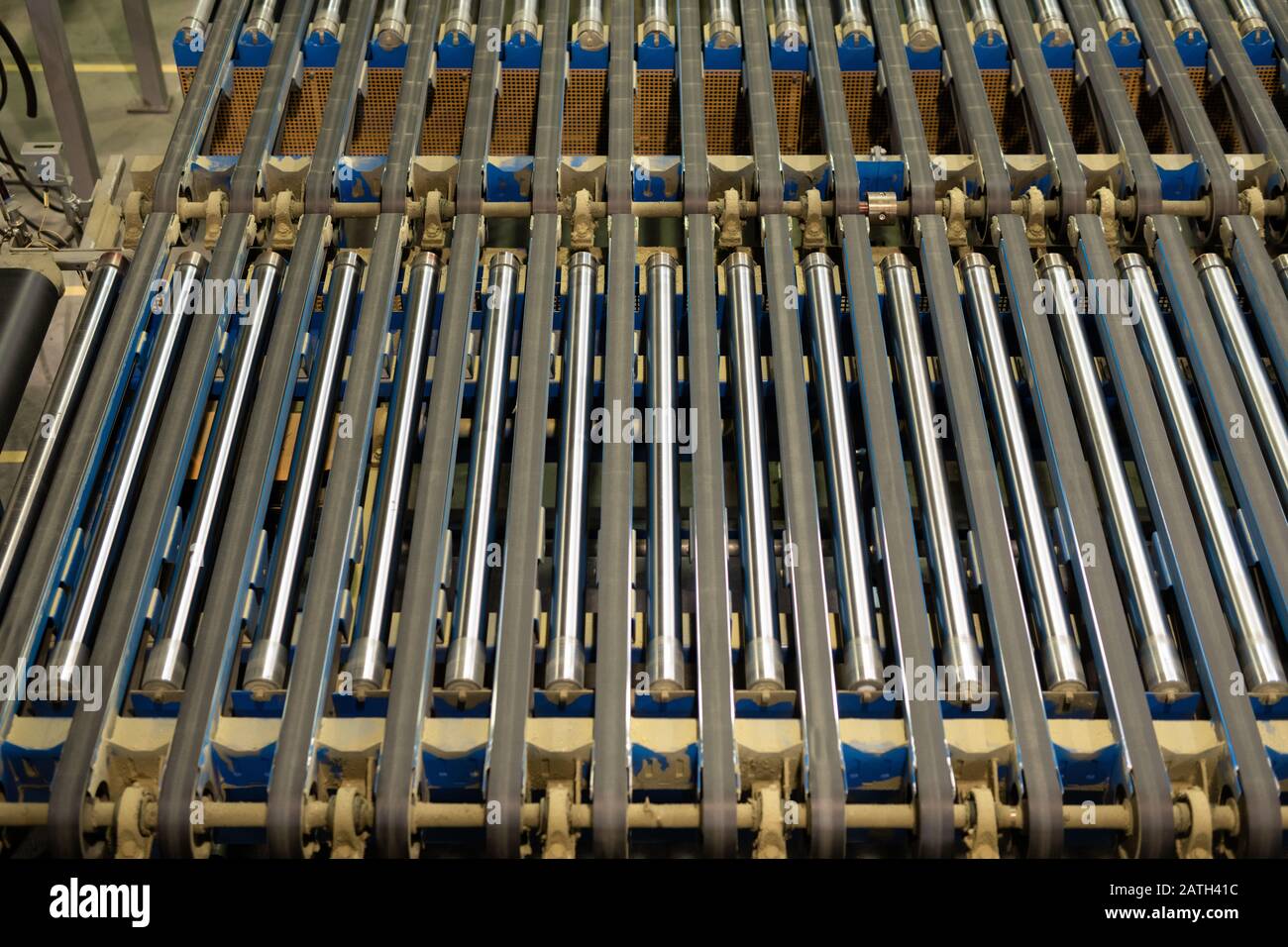 Fondo de la cinta transportadora: Vista superior de los tubos giratorios  utilizados para transferir materiales en la línea de producción Fotografía  de stock - Alamy