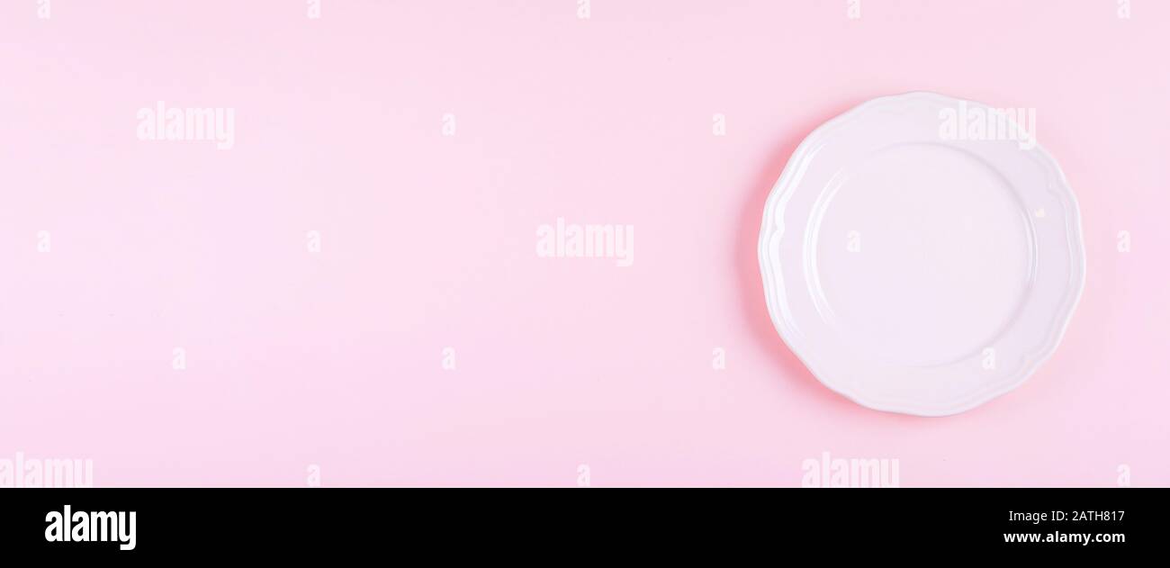 Placa vacía rosa claro sobre fondo de mesa rosa. Plato de cocina. Concepto  De Menú De Recetas. Banner para sitio web. Vista superior, plano, espacio  de copia Fotografía de stock - Alamy