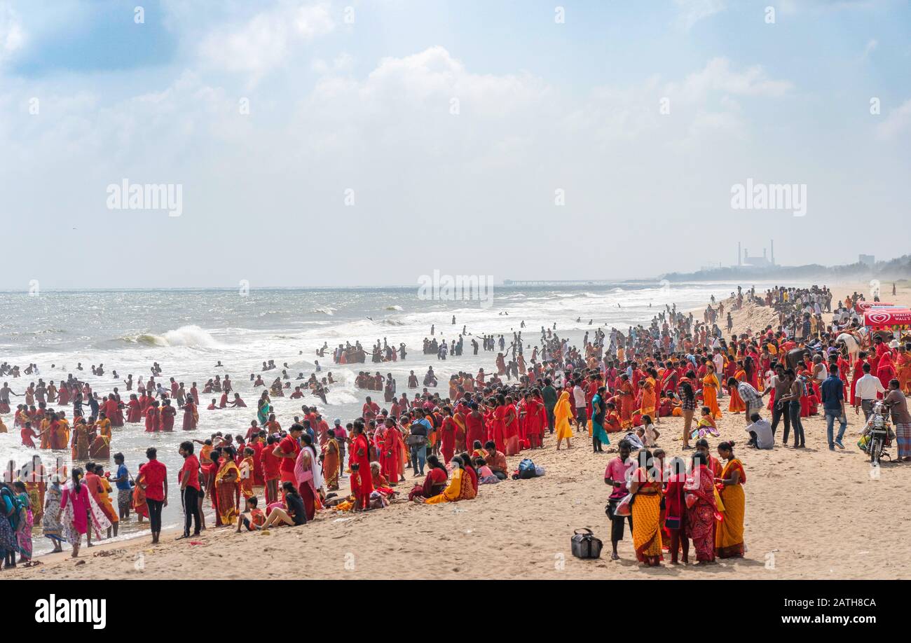 peregrinos-hindues-en-una-playa-visitando-mahabalipuram-cerca-de-chenai-de-una-serie-de-fotos-de-viajes-en-el-sur-de-la-india-fecha-de-la-foto-martes-7-de-enero-de-2020-pho-2ath8ca.jpg