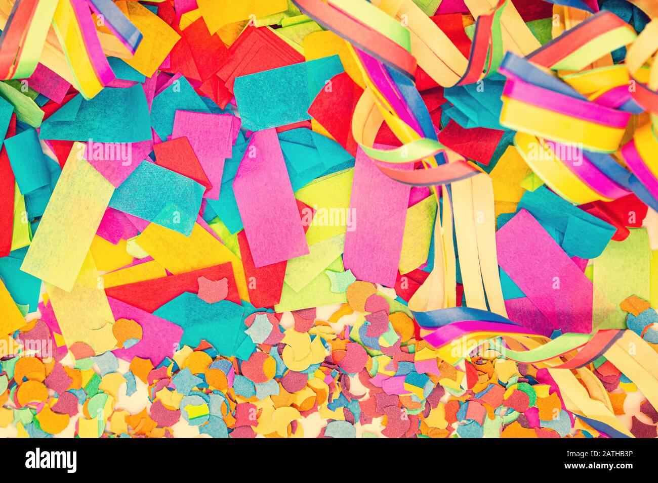 Pequeño y grande confeti y colorido papel streamers fondo, carnaval festivo  y decoración de fiesta Fotografía de stock - Alamy