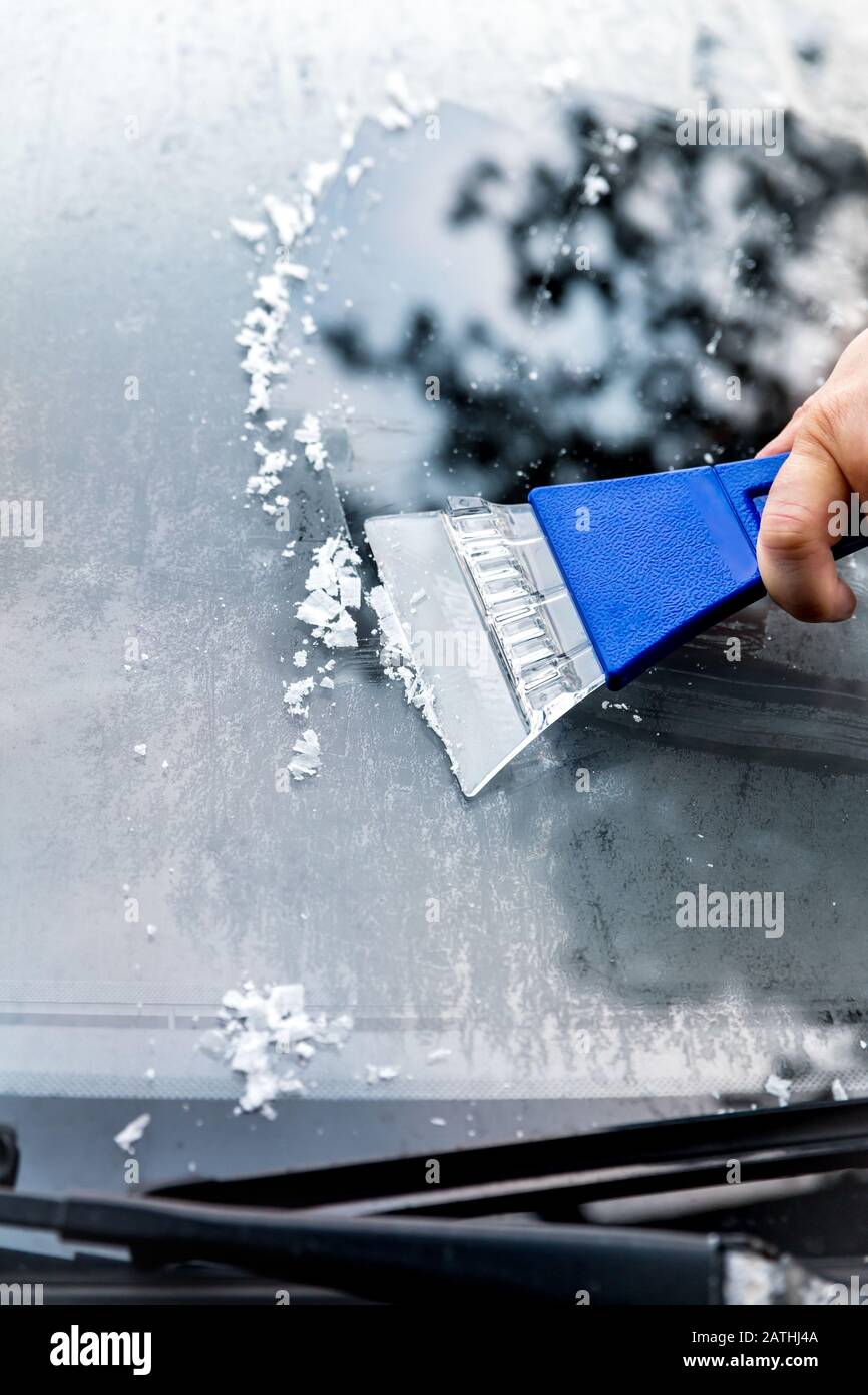 Raspador de hielo del coche fotografías e imágenes de alta resolución -  Alamy