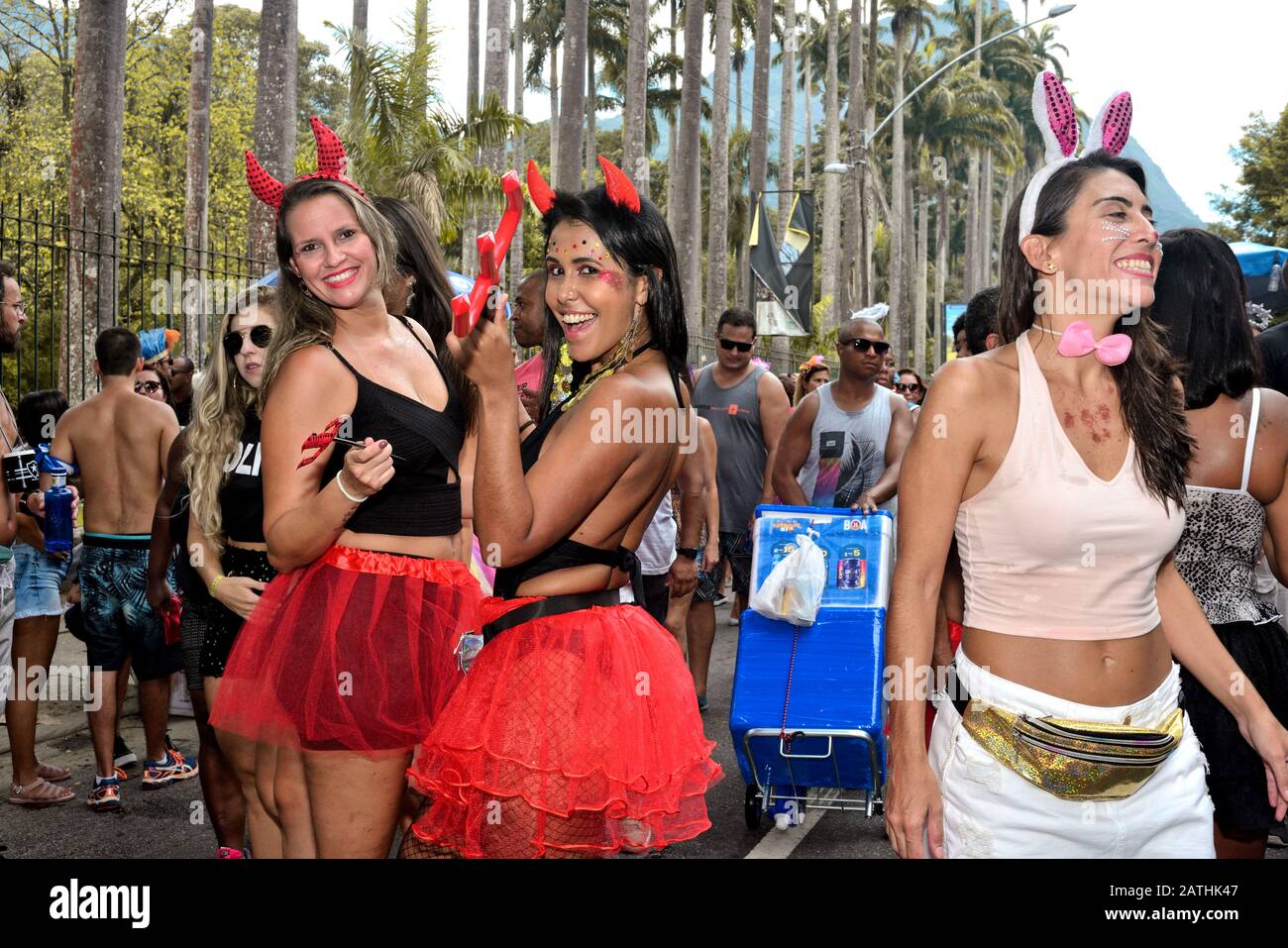Personas Con Disfraces De Estilo Vence Carnaval Durante Las Fiestas  Fotografía editorial - Imagen de partidos, feliz: 268671662