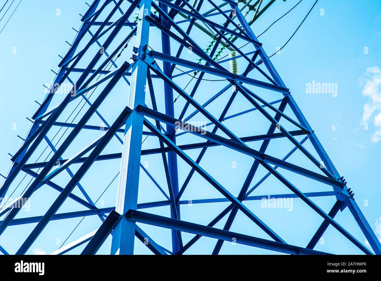 Las torres de telecomunicaciones incluyen radio microondas y sistema de  antena de televisión con cielo azul nube y rayos de sol. Torre de antena,  vista de ángulo bajo Fotografía de stock -