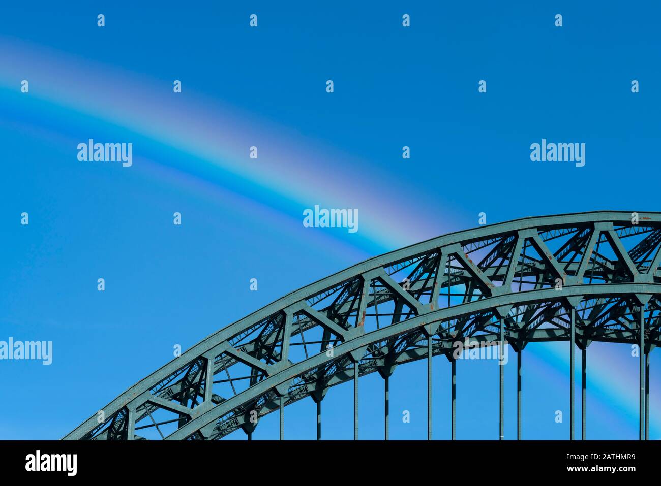 La curva del Puente Tyne, reflejada por la curva de un arco iris, Newcastle upon Tyne, Inglaterra Foto de stock