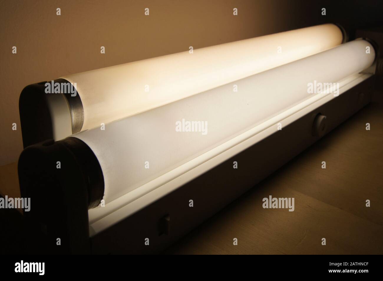 Tubos de luz fluorescente en un accesorio Foto de stock