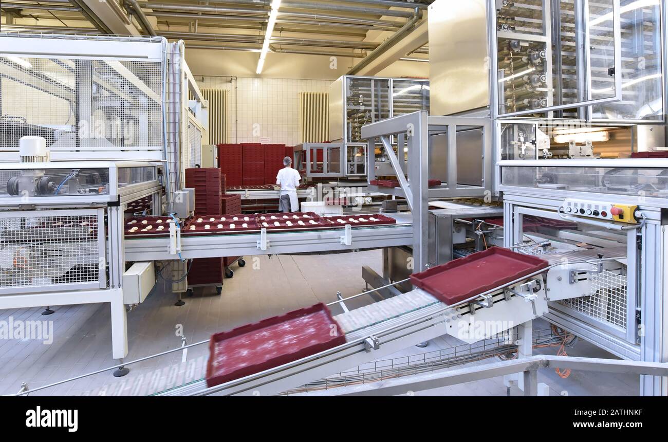 producción industrial de productos de panadería en una línea de montaje -  tecnología y maquinaria en la fábrica de alimentos Fotografía de stock -  Alamy