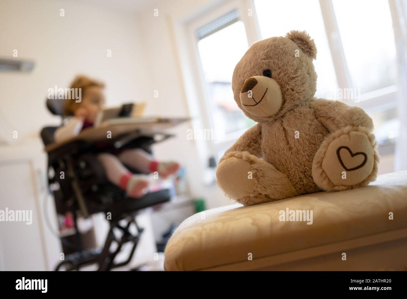 Backnang, Alemania. 03 de febrero de 2020. Ilustración - 03 de febrero de  2020, Baden-Wuerttemberg, Backnang: Un oso de peluche se sienta en una  silla de terapia frente a un niño que