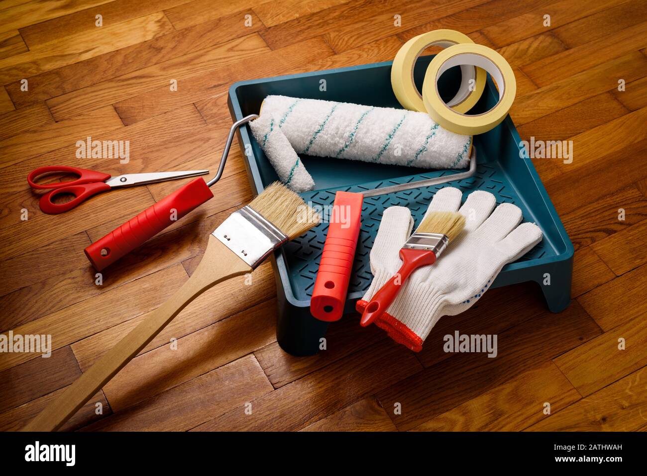 Juego de herramientas para pintar paredes en casa: Cinta de pintor,  guantes, tijeras, rodillos de pintura y bandeja, cepillo Fotografía de  stock - Alamy