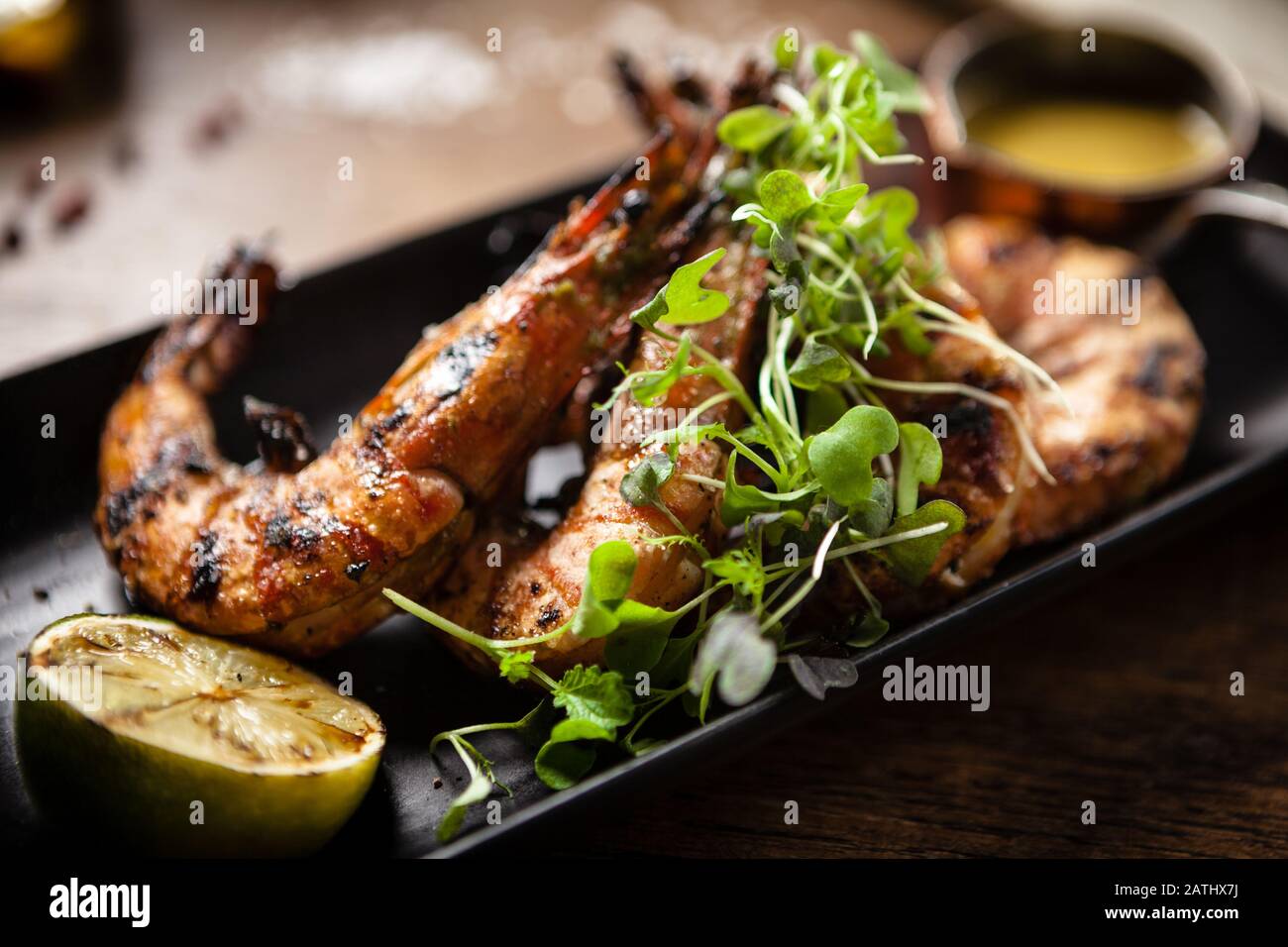Langostinos tigre a la parrilla con salsa de Chile y lima Fotografía de stock Alamy Langostinos tigre a la parrilla con salsa de Chile y lima Fotografía de stock Alamy