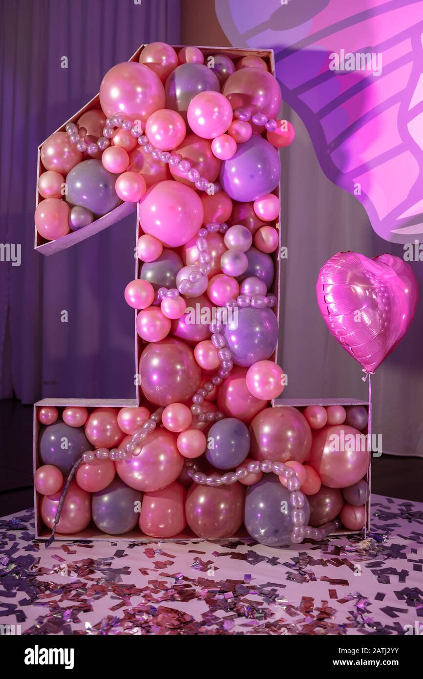 Gran número uno de los globos de color rosa para el cumpleaños de