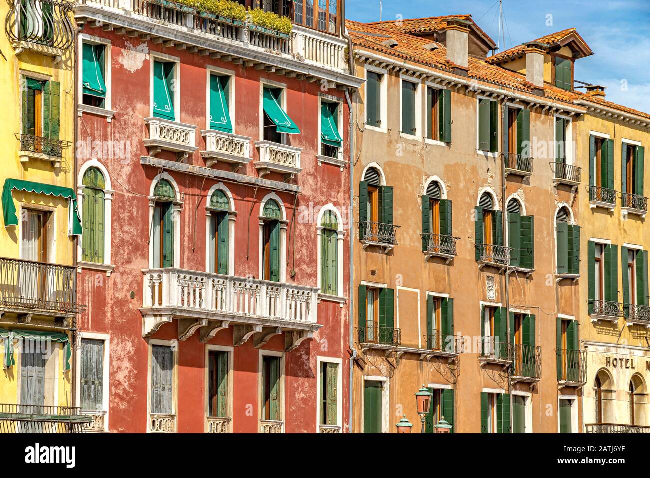 Edificios pintados en tonos pastel con balcones y persianas en Venecia, Italia Foto de stock