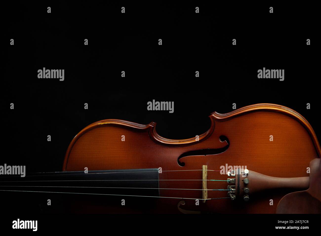 Composición del espacio de copiado de violín sobre fondo negro aislado Foto de stock