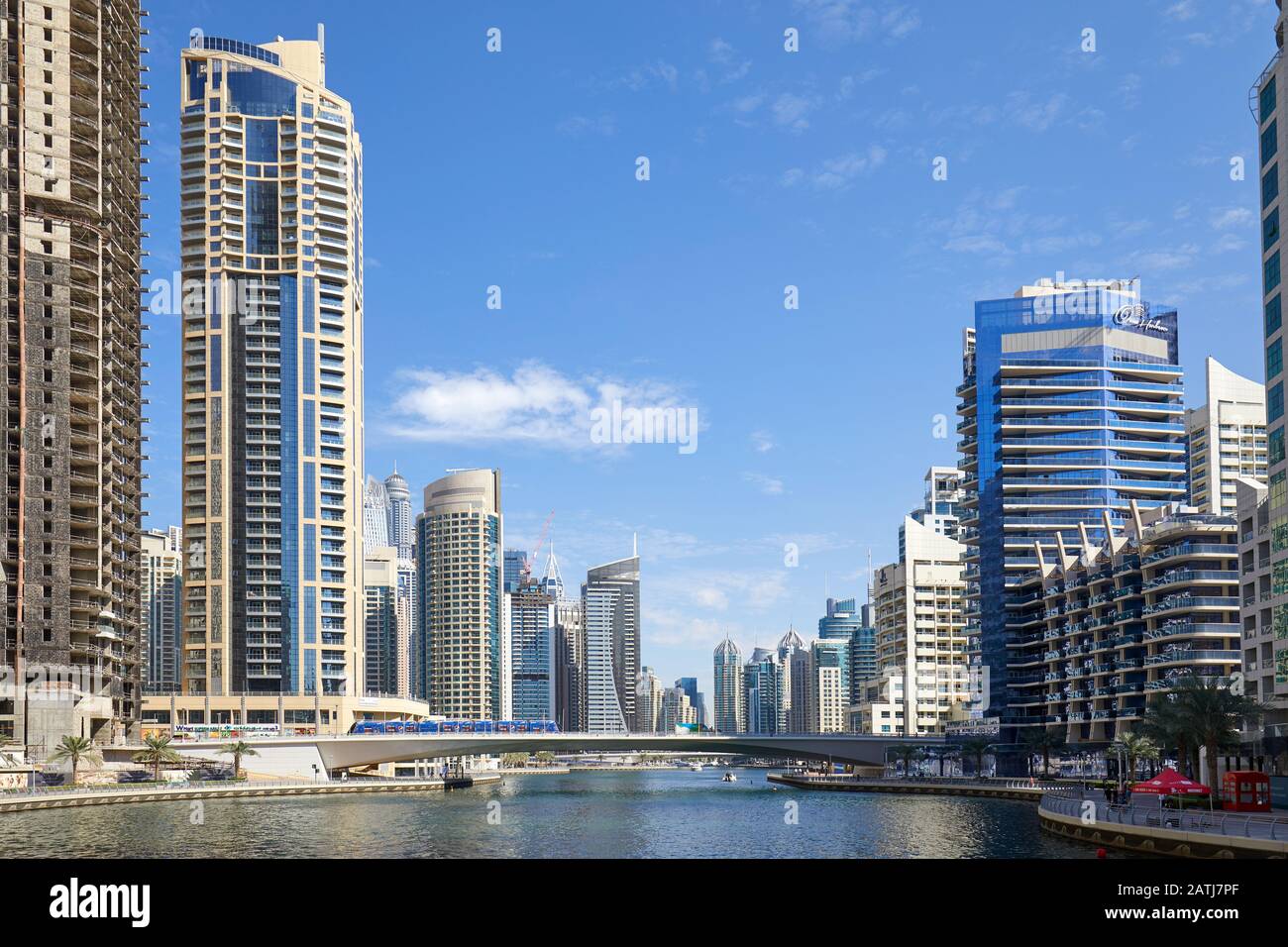 Dubai, EMIRATOS ÁRABES UNIDOS - 23 DE NOVIEMBRE de 2019: Dubai Marina rascacielos y canal con puente en un día soleado, cielo azul claro en Dubai Foto de stock