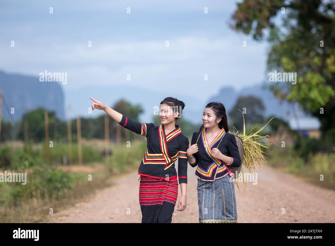 Laos dos mujeres caminando viendo la naturaleza y el campo de arroz de ellos en Kong Lor Village Laos Foto de stock