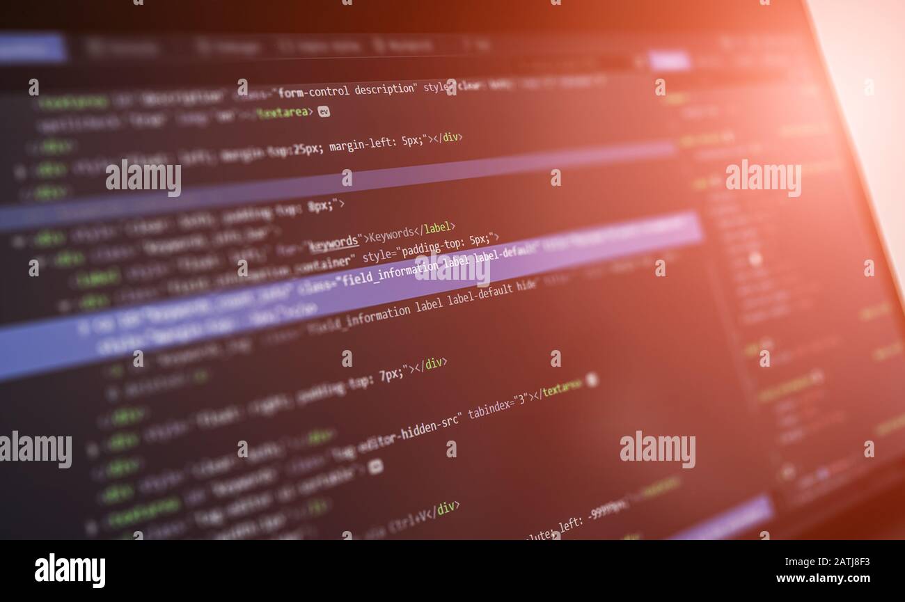 Programación y desarrollo de las tecnologías de codificación. Diseño de sitios web. Programador que trabaja en una empresa de desarrollo de software office. Foto de stock