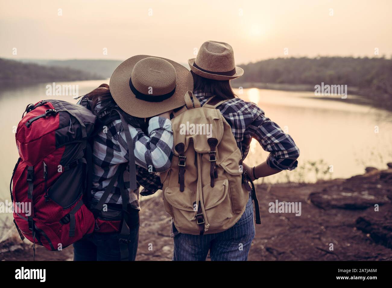 Las jóvenes hipster parejas que viajan en el parque nacional en las vacaciones de ellos Foto de stock
