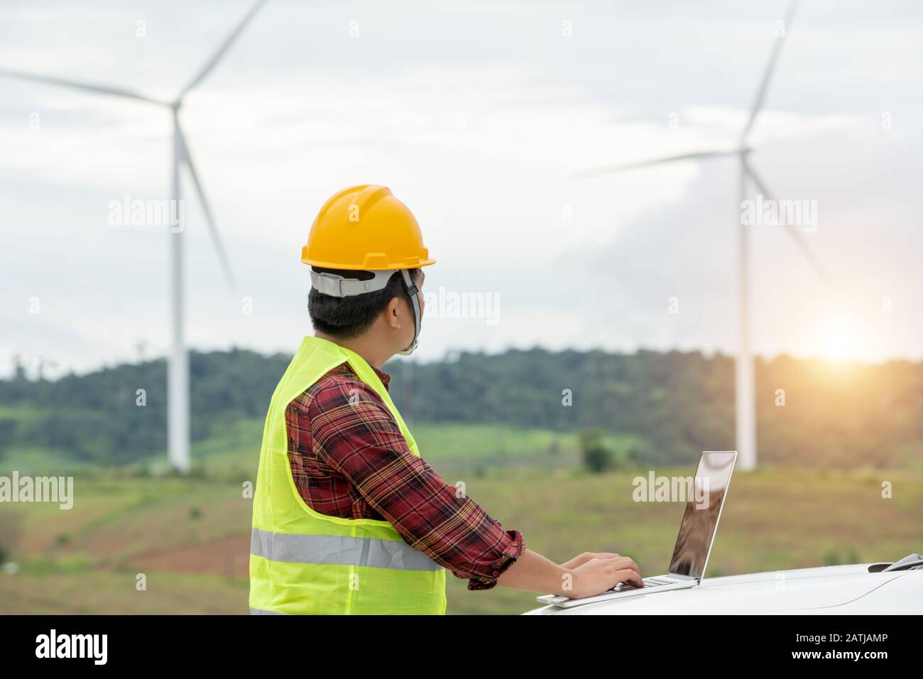 Ingeniería trabajando al aire libre en la granja de molinos de viento para la energía Foto de stock