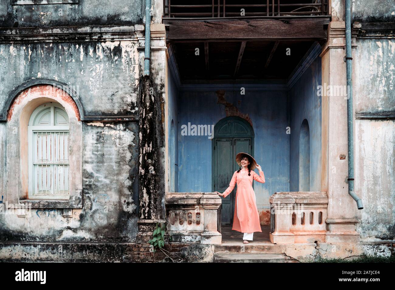 Las mujeres que visten vestido de Ao Dai Visitan el histórico estilo francés. En La Provincia De Sakon Nakhon, Tailandia Foto de stock