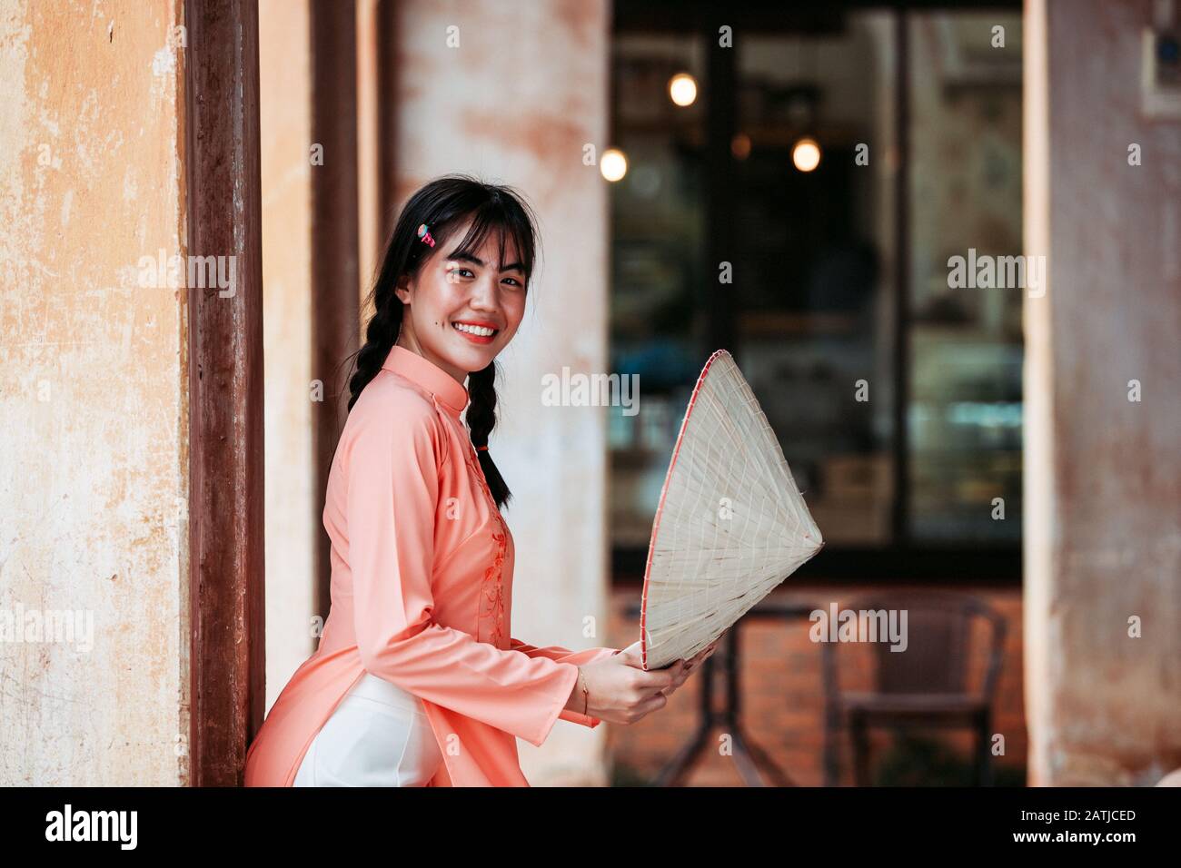 Hermosa sonrisa de la joven mujer asiática usando Ao Dai Vietnam vestido tradicional Foto de stock